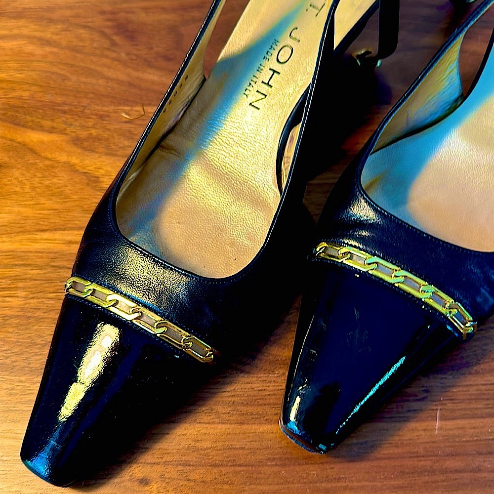 St John ✨vintage✨dark navy leather sling back sz 7 heels with gold chain 👀🔥